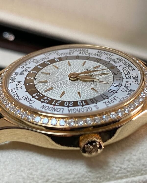 Patek Philippe World Time Tiffany & Co. - 2020 - Diamond Bezel - Ivory Dial - Leather Strap - 7130R-013 *FULL SET* - Image 4