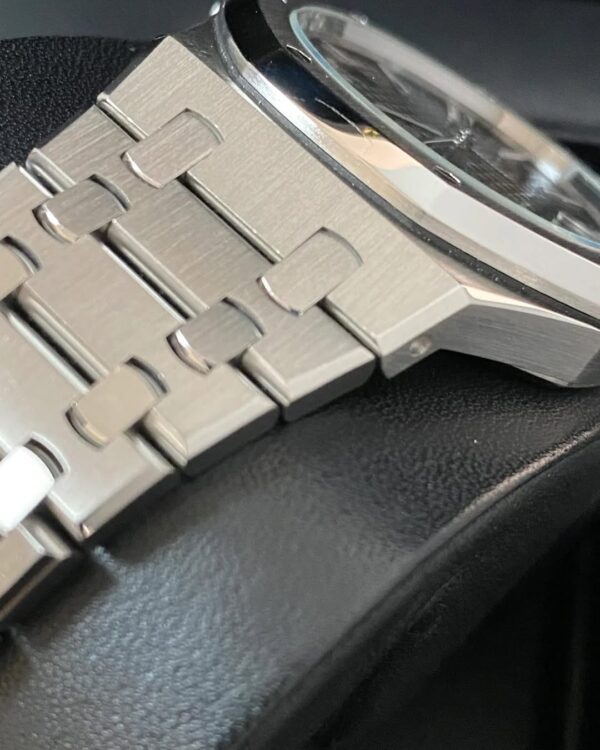 Audemars Piguet Royal Oak Self Winding - Black Dial - 15400ST *FULL SET* - Image 9